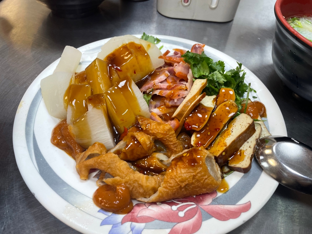 【阿美麵店】這間就是七堵市場傳說中的地頭蛇麵店,也是在地人那種「不要再報了,不然我要排更久」的靈魂廚房! 2 【阿美麵店】這間就是七堵市場傳說中的地頭蛇麵店,也是在地人那種「不要再報了,不然我要排更久」的靈魂廚房!