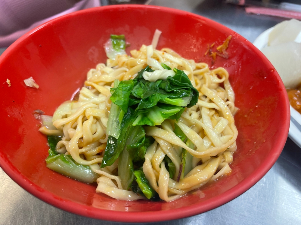 【阿美麵店】這間就是七堵市場傳說中的地頭蛇麵店,也是在地人那種「不要再報了,不然我要排更久」的靈魂廚房! 3 【阿美麵店】這間就是七堵市場傳說中的地頭蛇麵店,也是在地人那種「不要再報了,不然我要排更久」的靈魂廚房!