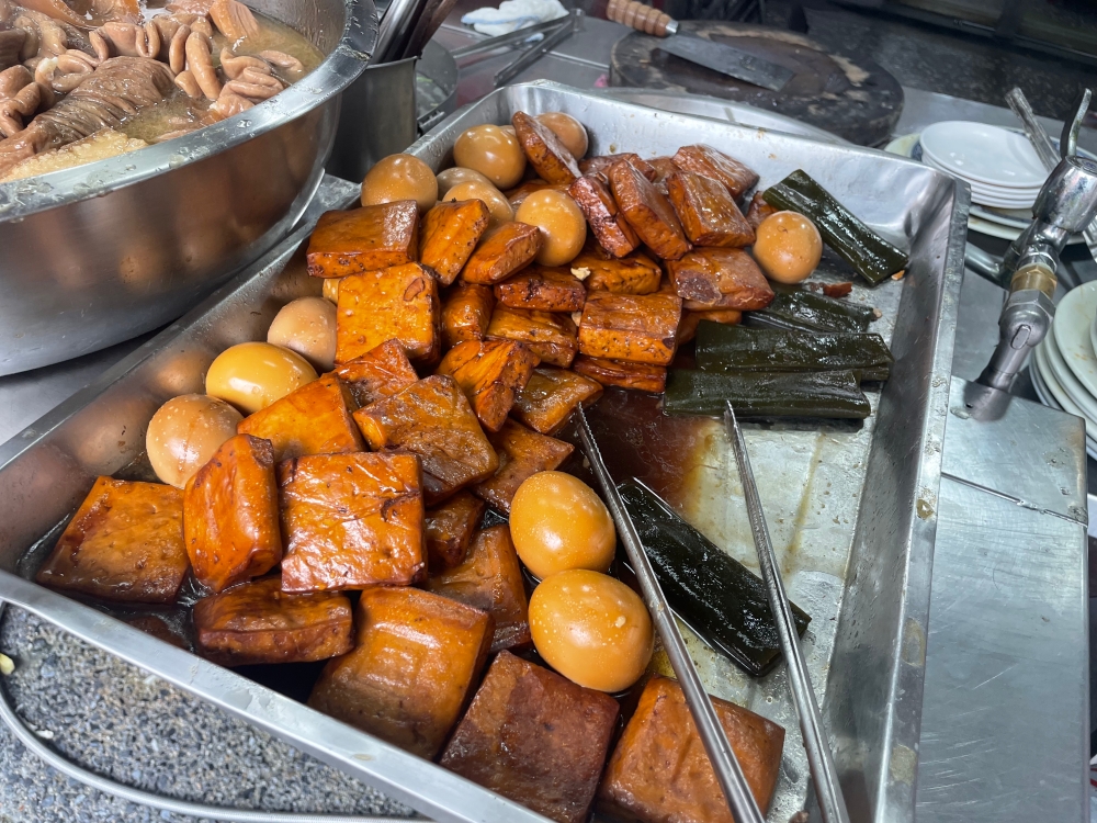 【阿美麵店】這間就是七堵市場傳說中的地頭蛇麵店,也是在地人那種「不要再報了,不然我要排更久」的靈魂廚房! 4 【阿美麵店】這間就是七堵市場傳說中的地頭蛇麵店,也是在地人那種「不要再報了,不然我要排更久」的靈魂廚房!