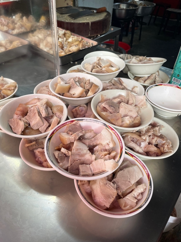 「傳說中『洗澡水』色的乳白奇蹟！慈聖宮榕樹下這攤豬腳，一開門就進入排隊地獄！」