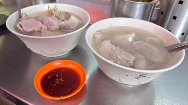 「傳說中『洗澡水』色的乳白奇蹟！慈聖宮榕樹下這攤豬腳，一開門就進入排隊地獄！」