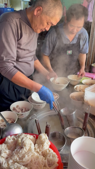 「傳說中『洗澡水』色的乳白奇蹟！慈聖宮榕樹下這攤豬腳，一開門就進入排隊地獄！」