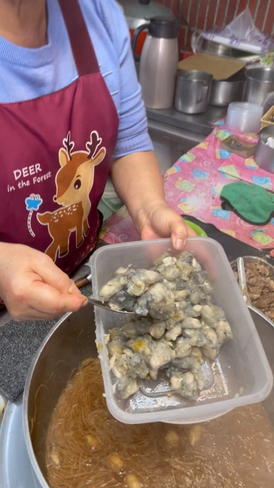 【華三街大腸蚵仔麵線】這碗麵線根本不是早餐，它是基隆成功市場的神蹟。