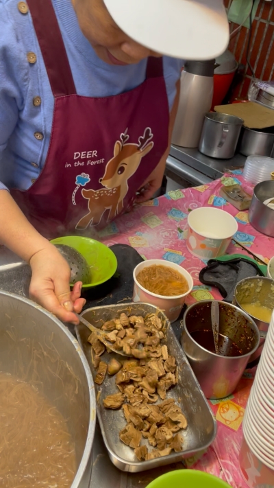 【華三街大腸蚵仔麵線】這碗麵線根本不是早餐，它是基隆成功市場的神蹟。