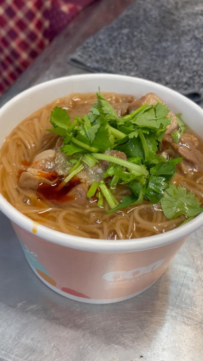 【華三街大腸蚵仔麵線】這碗麵線根本不是早餐，它是基隆成功市場的神蹟。