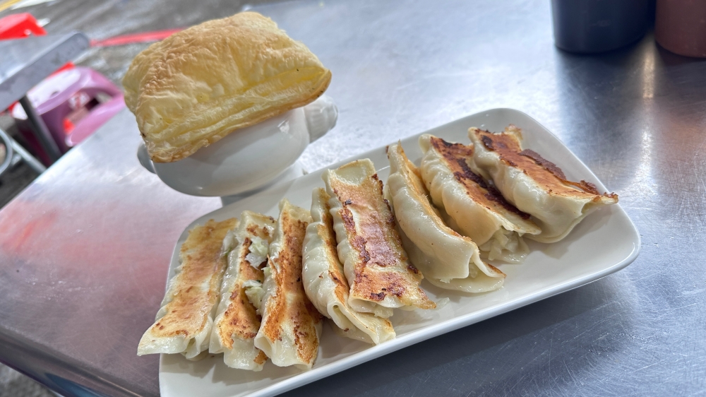 【三坑鍋貼】你想看這顆「金磚」噴汁的特寫照嗎? 2 【三坑鍋貼】你想看這顆「金磚」噴汁的特寫照嗎?