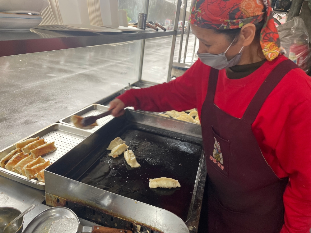 【三坑鍋貼】你想看這顆「金磚」噴汁的特寫照嗎? 4 【三坑鍋貼】你想看這顆「金磚」噴汁的特寫照嗎?