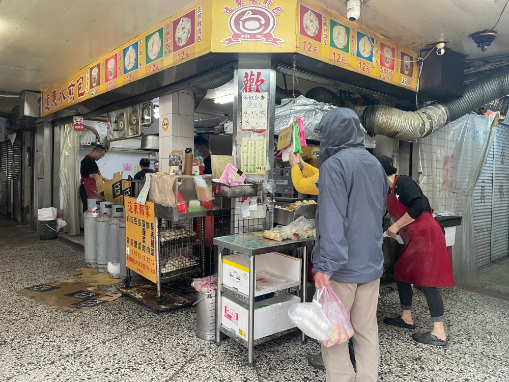 【遠東賴家水煎包】12元的逆天神價：在台北買杯珍奶的錢，在這裡可以買ㄧ打的水煎包！