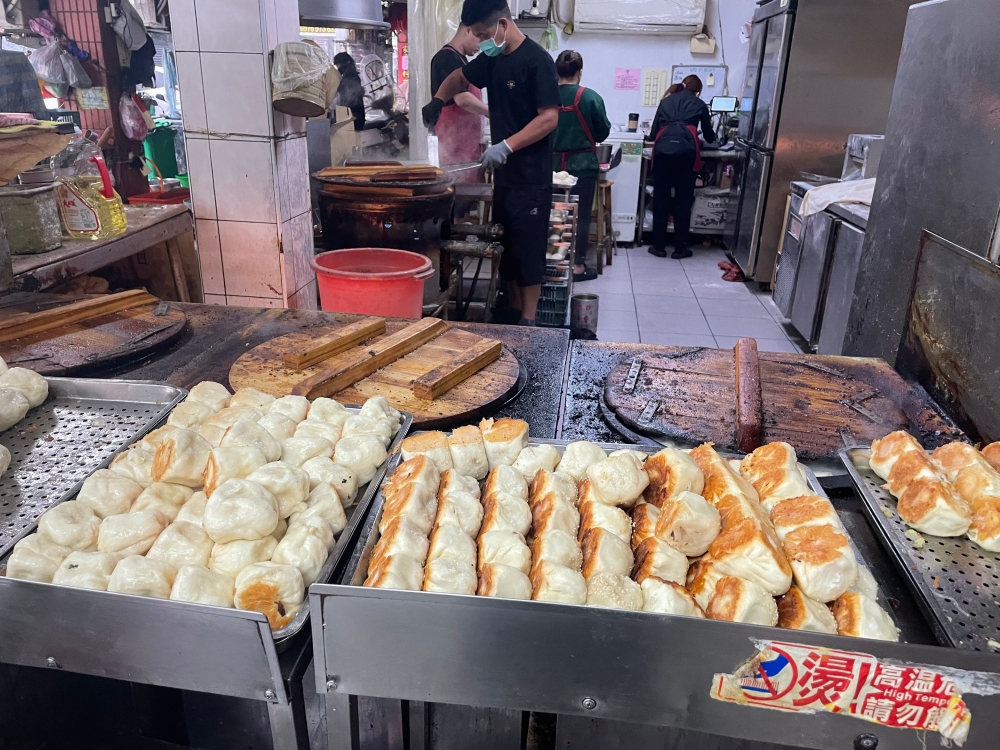 【遠東賴家水煎包】12元的逆天神價：在台北買杯珍奶的錢，在這裡可以買ㄧ打的水煎包！