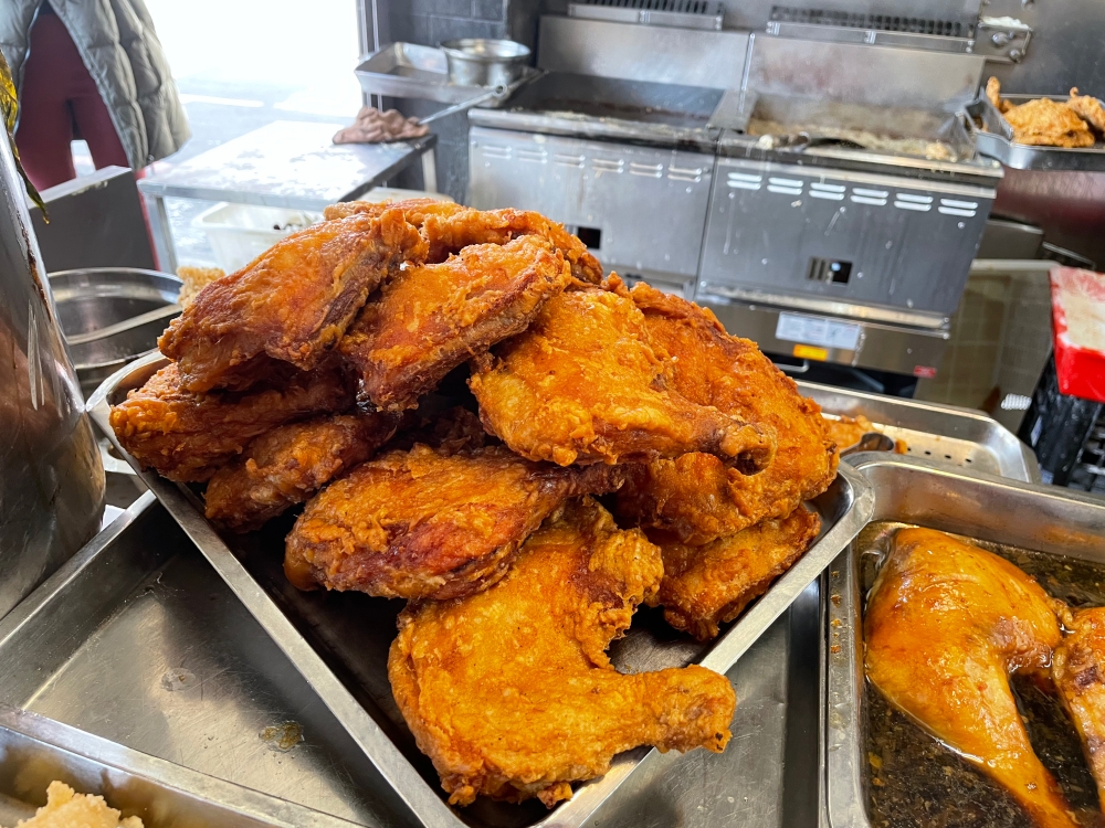 【雙鳳快餐樹林店】天啊！各位觀眾！如果你這輩子沒吃過樹林「雙鳳快餐」，你的人生地圖根本少了一塊最重要的拼圖！這哪裡是在賣便當？這根本是在發放肉食者的救贖啊！