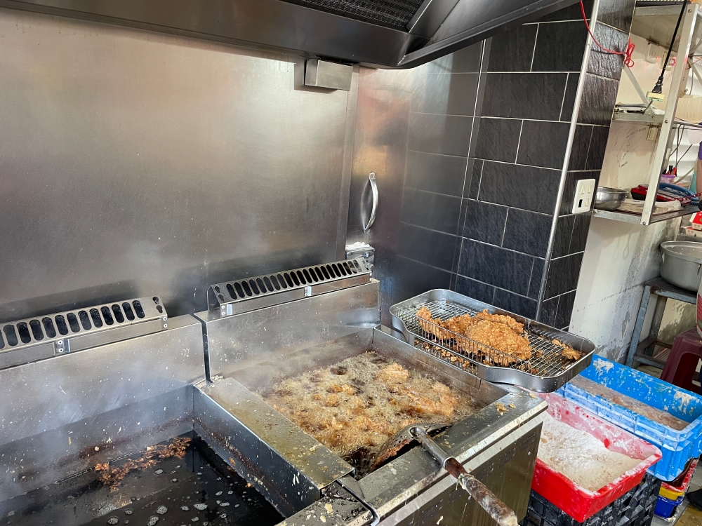 【雙鳳快餐樹林店】天啊！各位觀眾！如果你這輩子沒吃過樹林「雙鳳快餐」，你的人生地圖根本少了一塊最重要的拼圖！這哪裡是在賣便當？這根本是在發放肉食者的救贖啊！