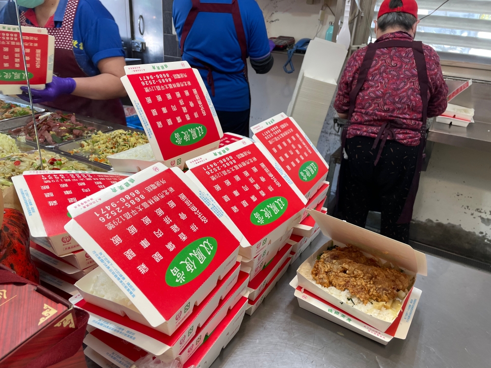 【雙鳳快餐樹林店】天啊！各位觀眾！如果你這輩子沒吃過樹林「雙鳳快餐」，你的人生地圖根本少了一塊最重要的拼圖！這哪裡是在賣便當？這根本是在發放肉食者的救贖啊！